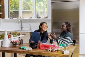 meninas conversando em cozinha